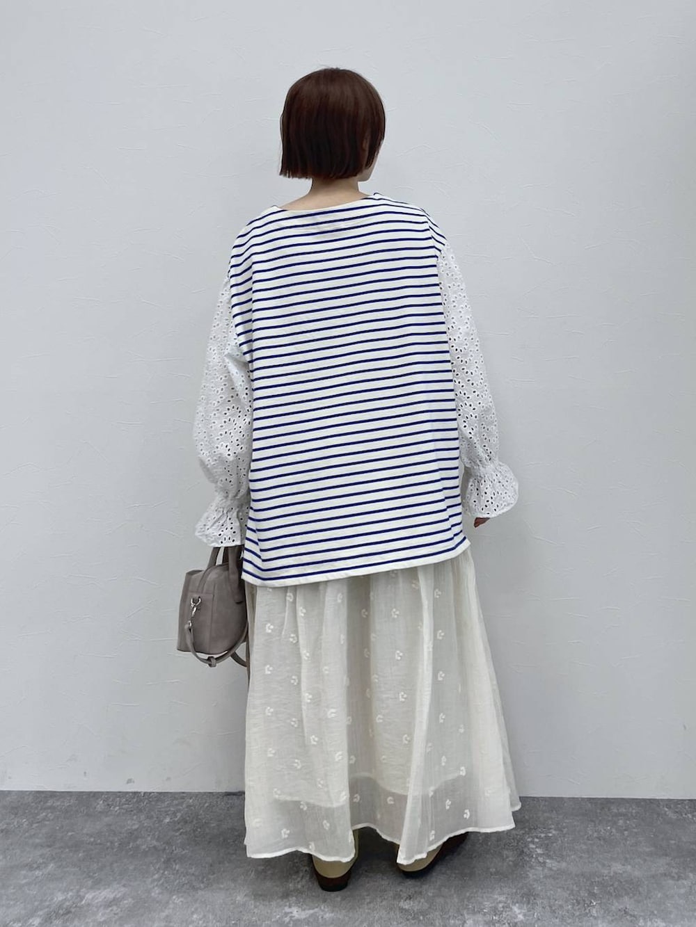 ブラウン系のパンプス、ホワイト系のTシャツ/カットソーを着用したレディースの春コーディネートの4枚目の写真