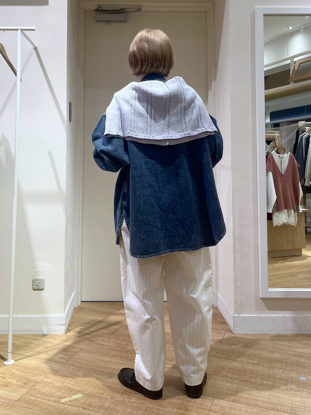 ホワイト系のTシャツ/カットソー、ベージュ系のシャツ/ブラウス、その他のその他パンツを着用したレディースの春コーディネートの4枚目の写真