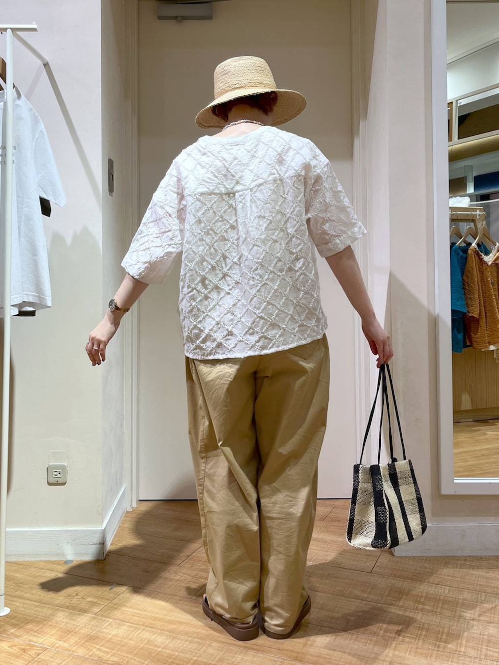 その他のサンダル、ベージュ系のシャツ/ブラウス、ブラック系のトートバッグを着用したレディースの夏コーディネートの3枚目の写真