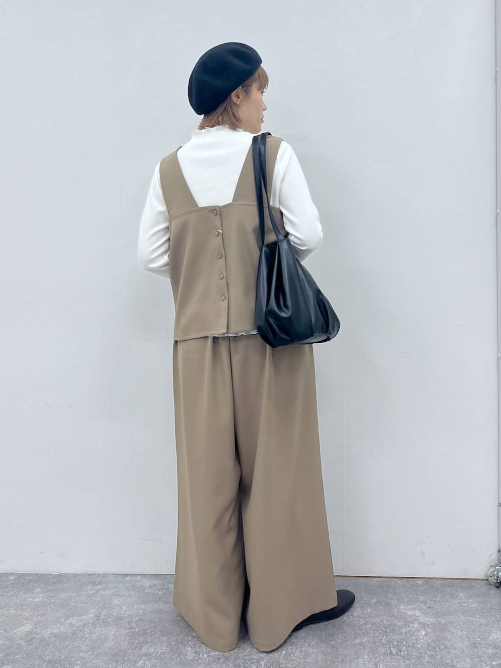 ホワイト系のTシャツ/カットソー、ブラック系のトートバッグ、ブラウン系のセットアップを着用したレディースの冬コーディネートの4枚目の写真