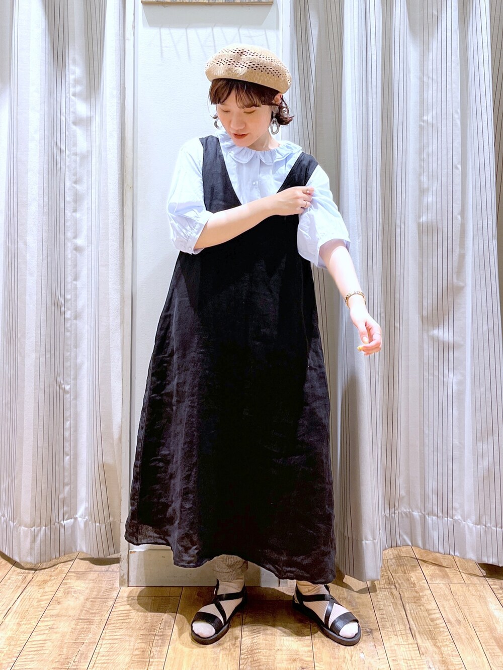 ブラック系のサンダル、その他のその他パンツ、ベージュ系のトートバッグを着用したレディースの夏コーディネートの2枚目の写真