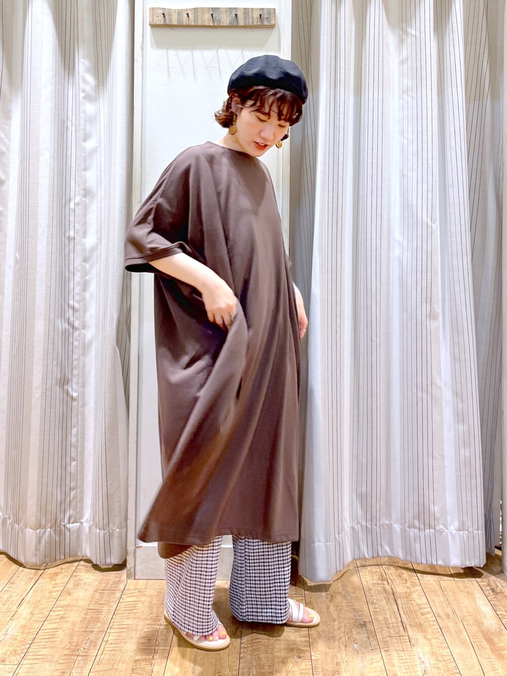 ブラウン系のワンピース、ブラック系のその他パンツ、イエロー系のトートバッグを着用したレディースの夏コーディネートの2枚目の写真