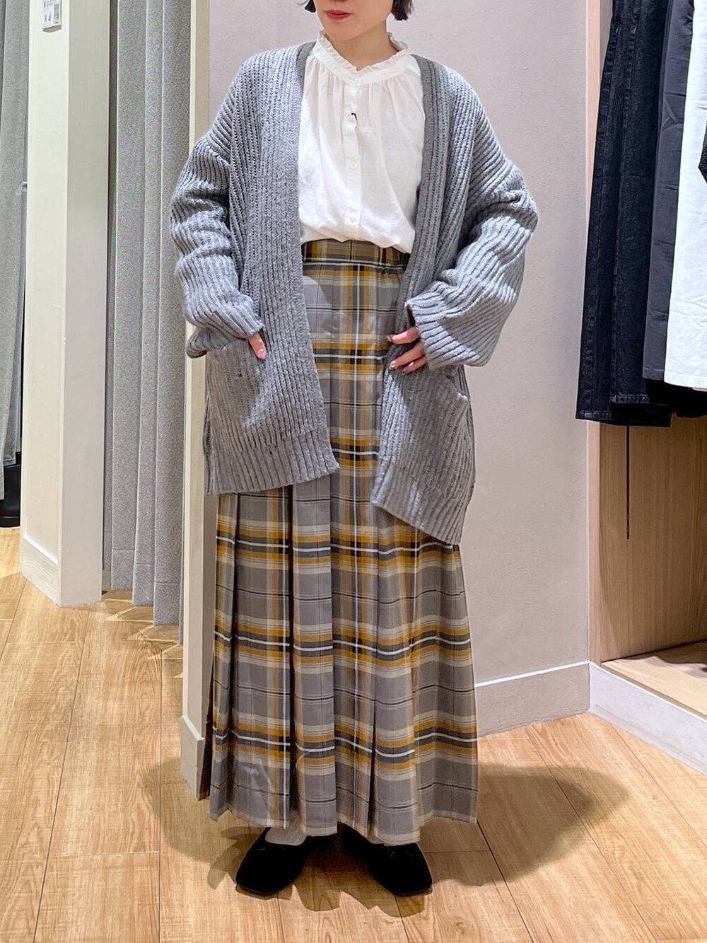 グレー系のその他アウター、ベージュ系のバックパック/リュック、ブラック系のパンプスを着用したレディースの秋コーディネートの4枚目の写真