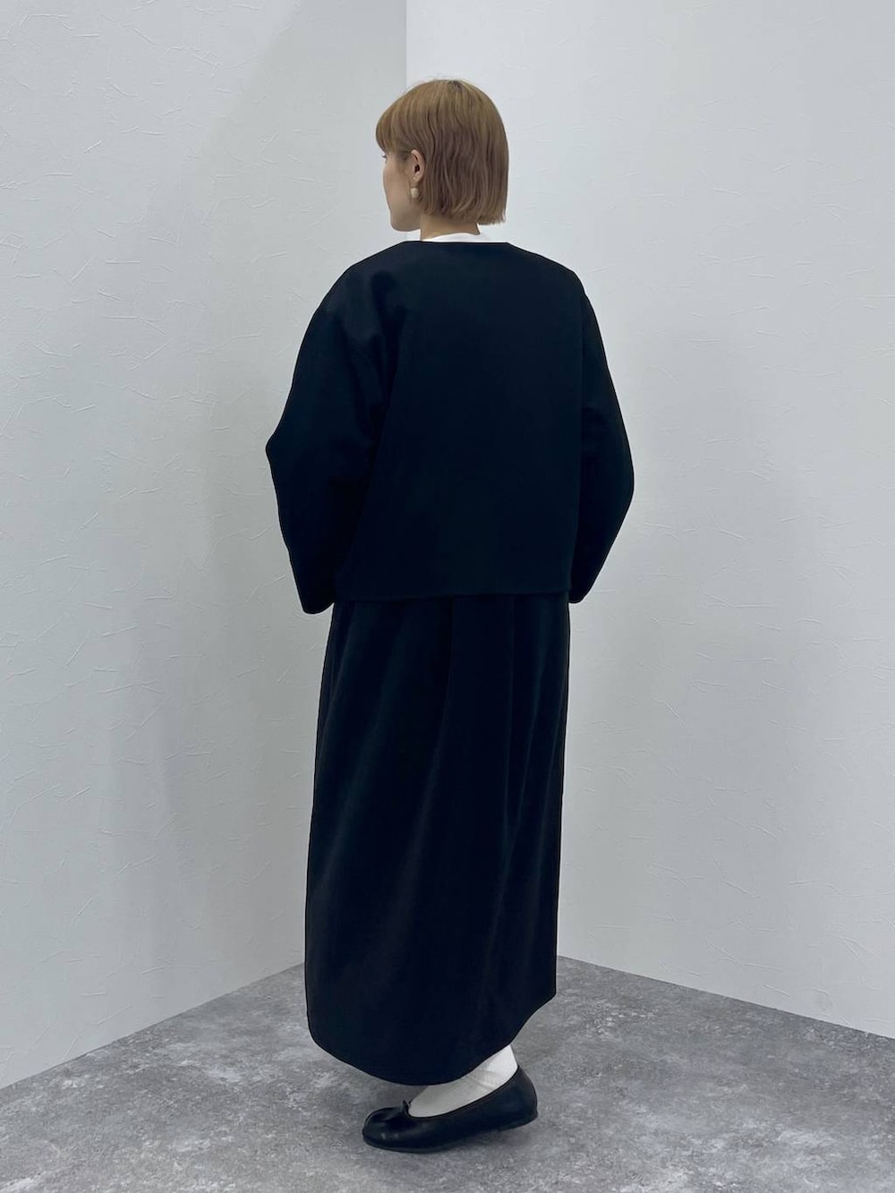 ブラック系のワンピース、ブラック系のスーツセット、ホワイト系のシャツ/ブラウスを着用したレディースの秋コーディネートの3枚目の写真