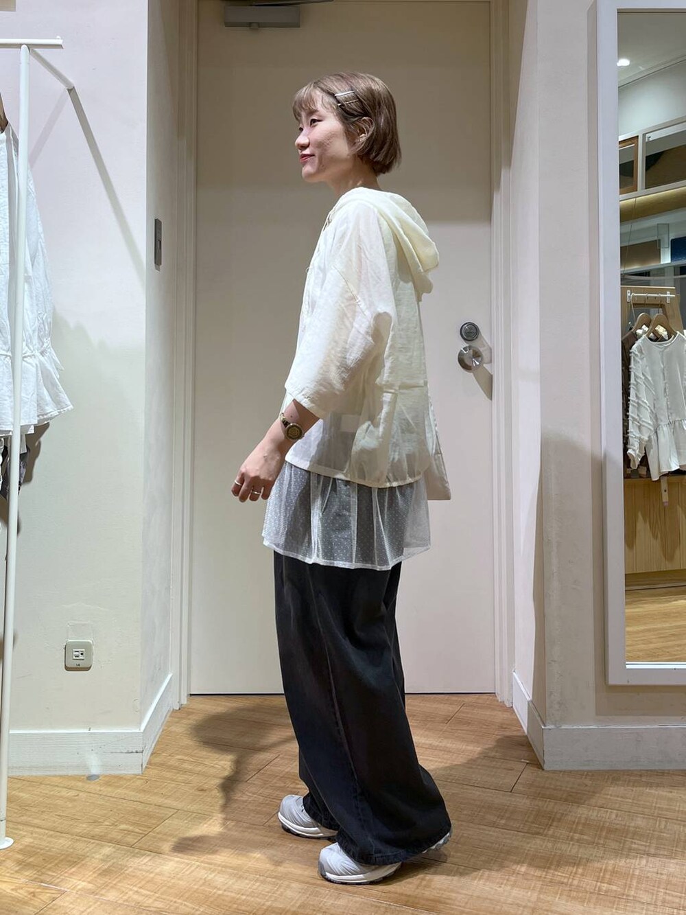 その他のタンクトップ、ブラック系のデニムパンツ、ベージュ系のシャツ/ブラウスを着用したレディースの夏コーディネートの4枚目の写真