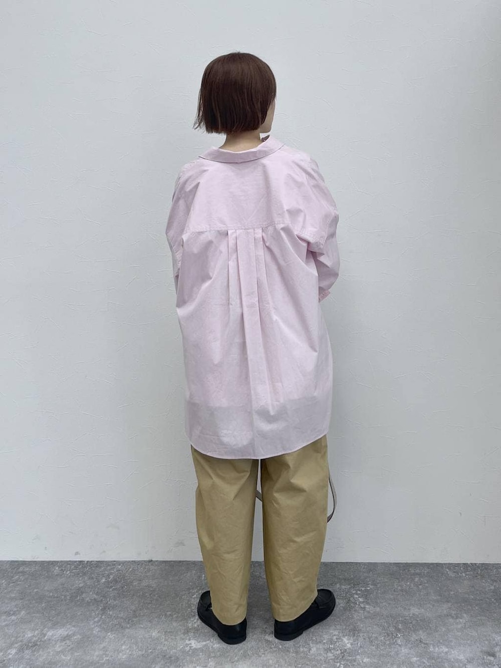 ホワイト系のベスト、ブラック系のローファー、その他のTシャツ/カットソーを着用したレディースの春コーディネートの3枚目の写真