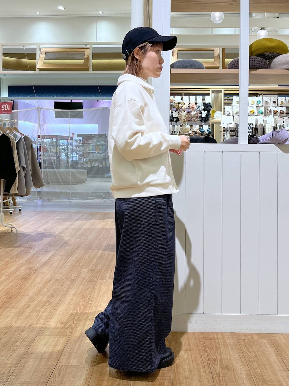 ブラウン系のブルゾン、ホワイト系のTシャツ/カットソー、ブラック系のブーツを着用したレディースの冬コーディネートの7枚目の写真