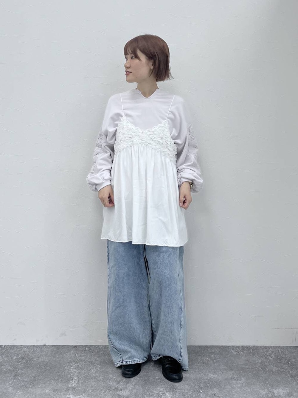 ブルー系のデニムパンツ、ブラック系のローファー、パープル系のTシャツ/カットソーを着用したレディースの春コーディネートの2枚目の写真