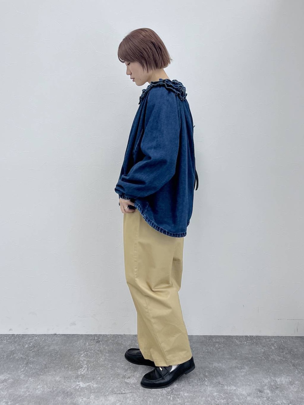 ブルー系のブルゾン、ブラック系のトートバッグ、ブラック系のローファーを着用したレディースの春コーディネートの3枚目の写真