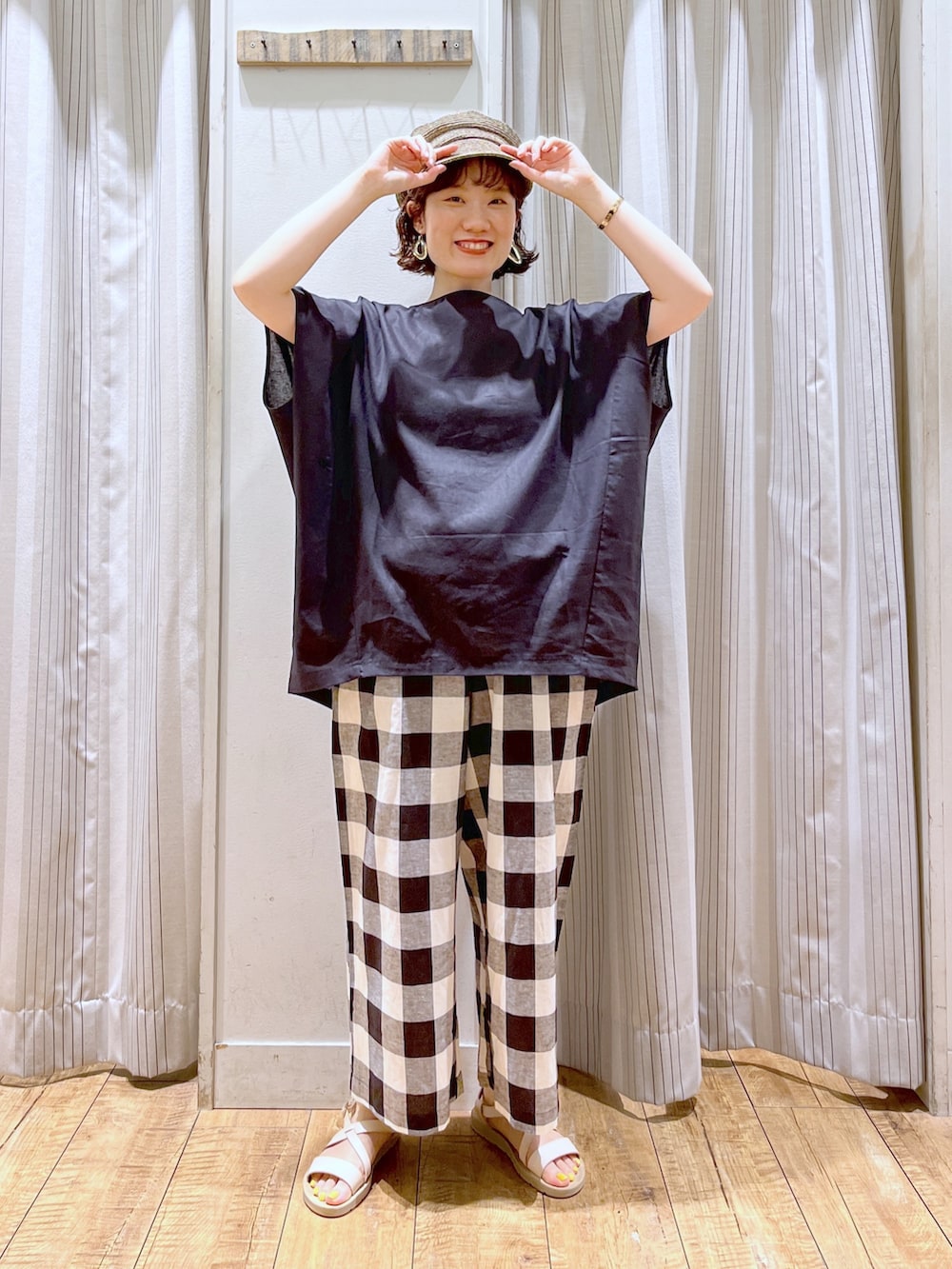 その他のシャツ/ブラウス、その他のその他パンツ、ベージュ系のショルダーバッグを着用したレディースの夏コーディネートの2枚目の写真