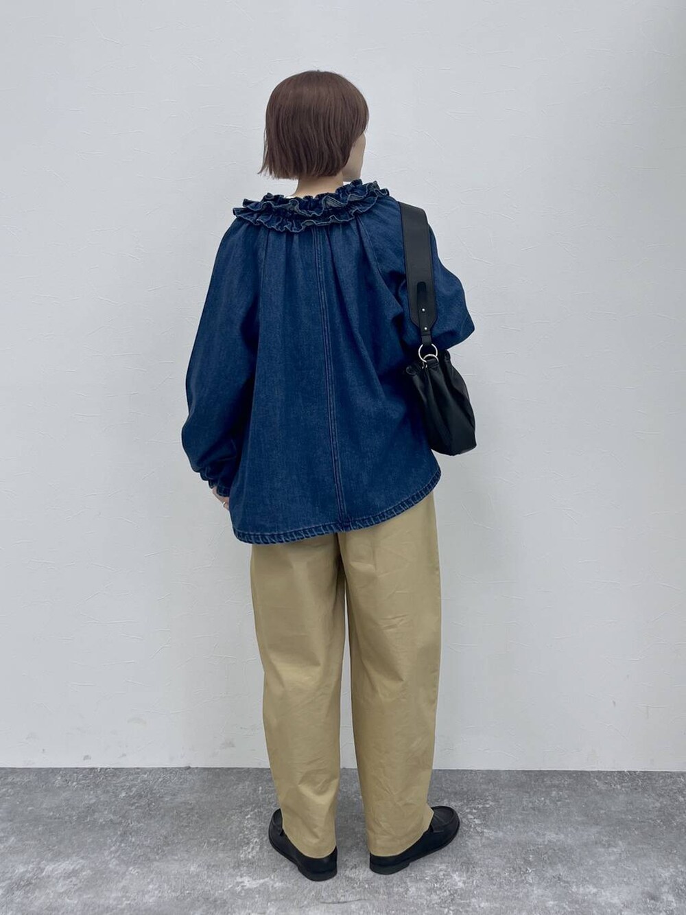 ブルー系のブルゾン、ブラック系のトートバッグ、ブラック系のローファーを着用したレディースの春コーディネートの4枚目の写真