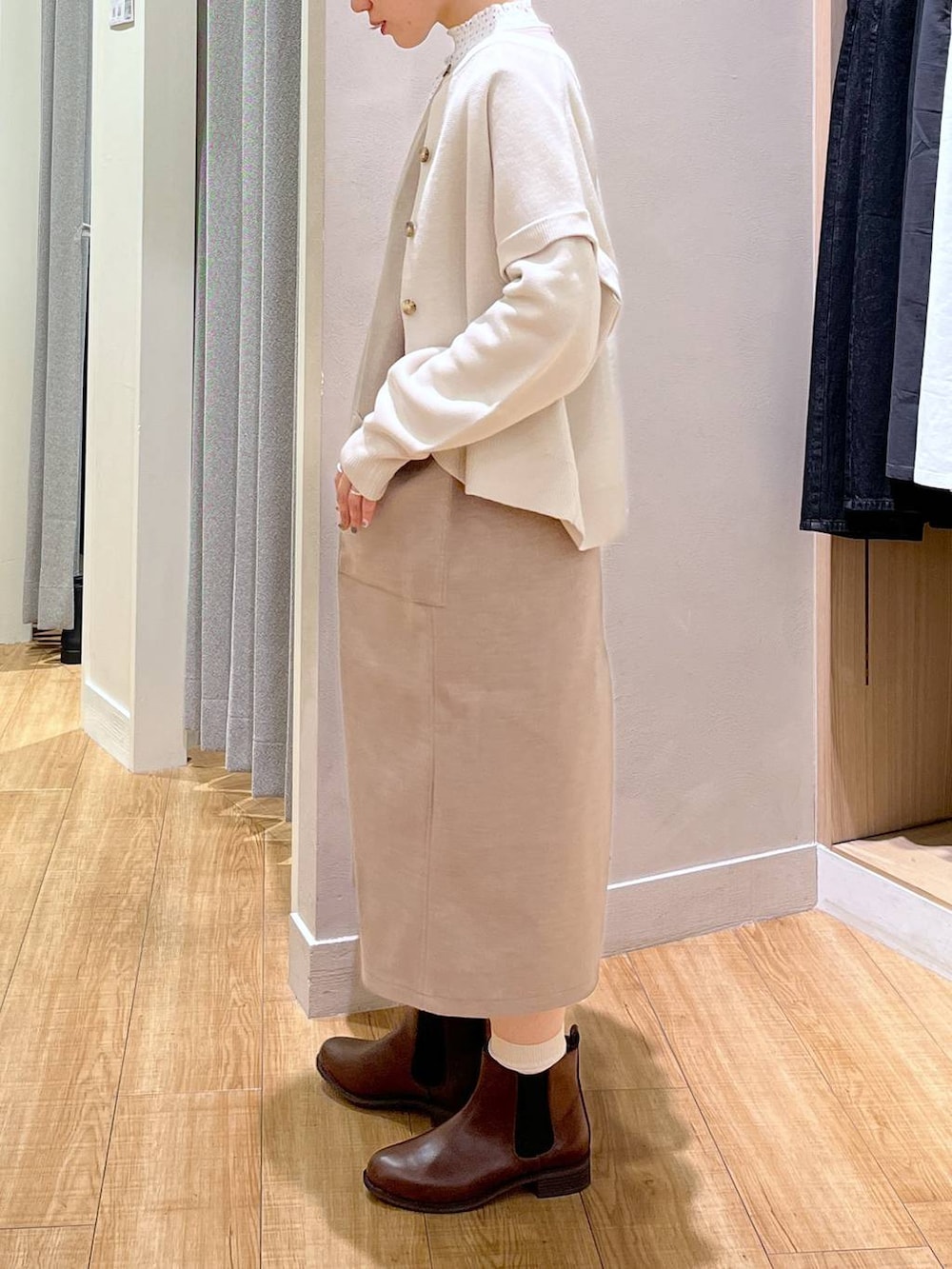 その他のTシャツ/カットソー、ブラウン系のブーツ、グレー系のカーディガン/ボレロを着用したレディースの秋コーディネートの2枚目の写真