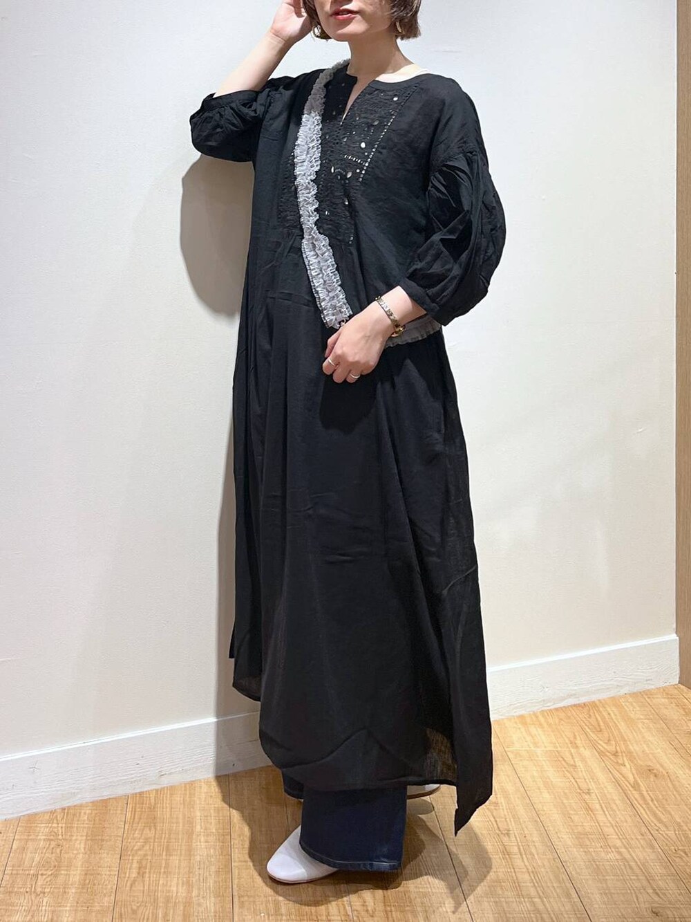 ホワイト系のパンプス、ブラック系のワンピース、グレー系のスマホグッズを着用したレディースの秋コーディネートの4枚目の写真
