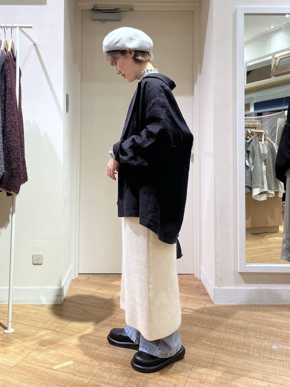 ブラック系のサンダル、その他のTシャツ/カットソー、ブルー系のデニムパンツを着用したレディースの冬コーディネートの2枚目の写真