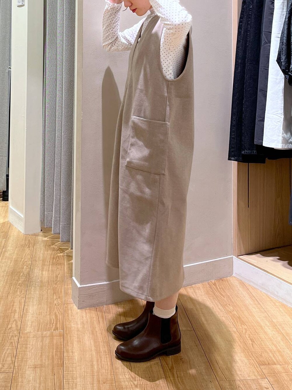 その他のTシャツ/カットソー、ブラウン系のブーツ、グレー系のカーディガン/ボレロを着用したレディースの秋コーディネートの6枚目の写真