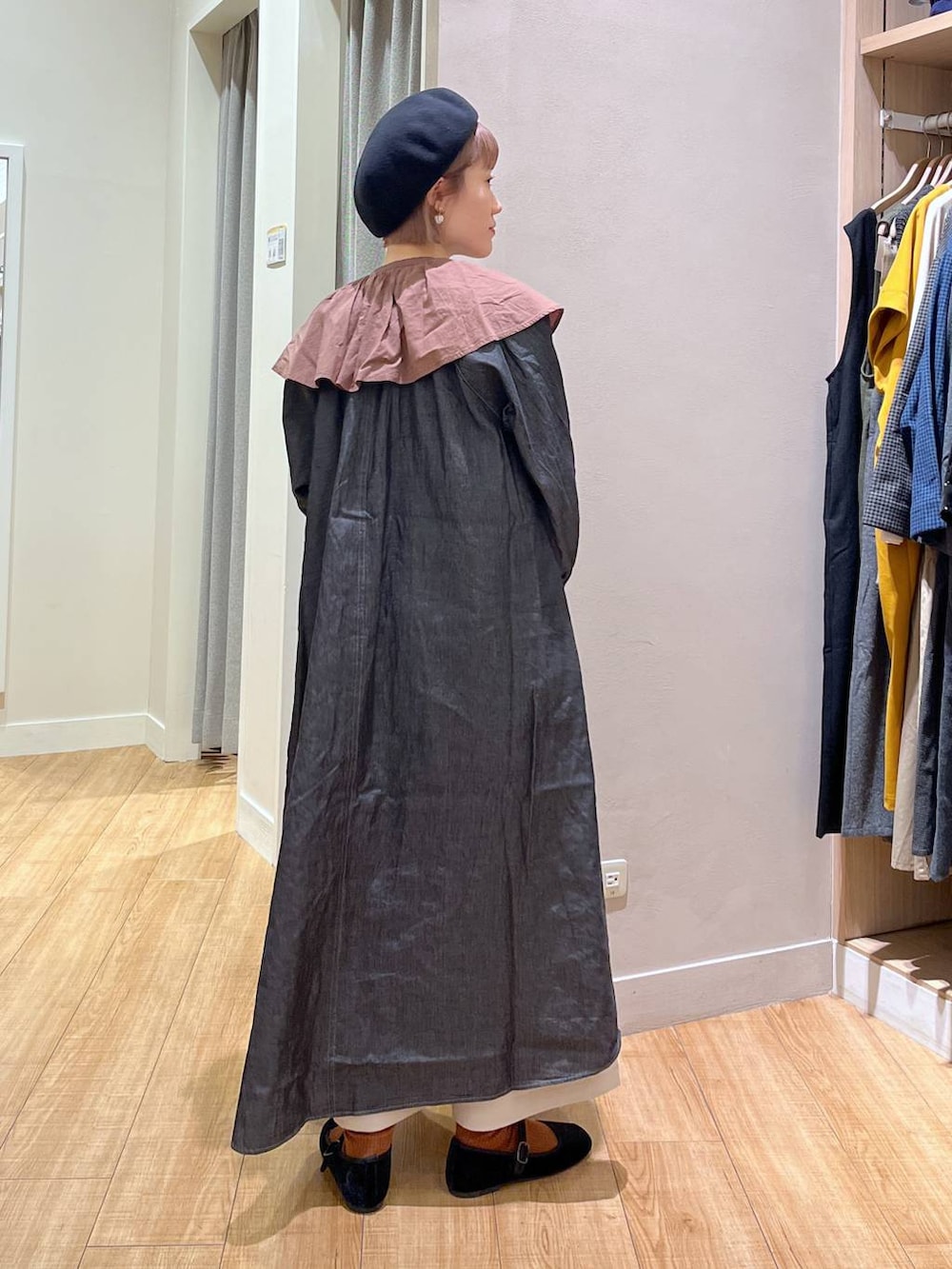 ブラック系のワンピース、イエロー系のシャツ/ブラウス、ベージュ系のその他パンツを着用したレディースの春コーディネートの3枚目の写真