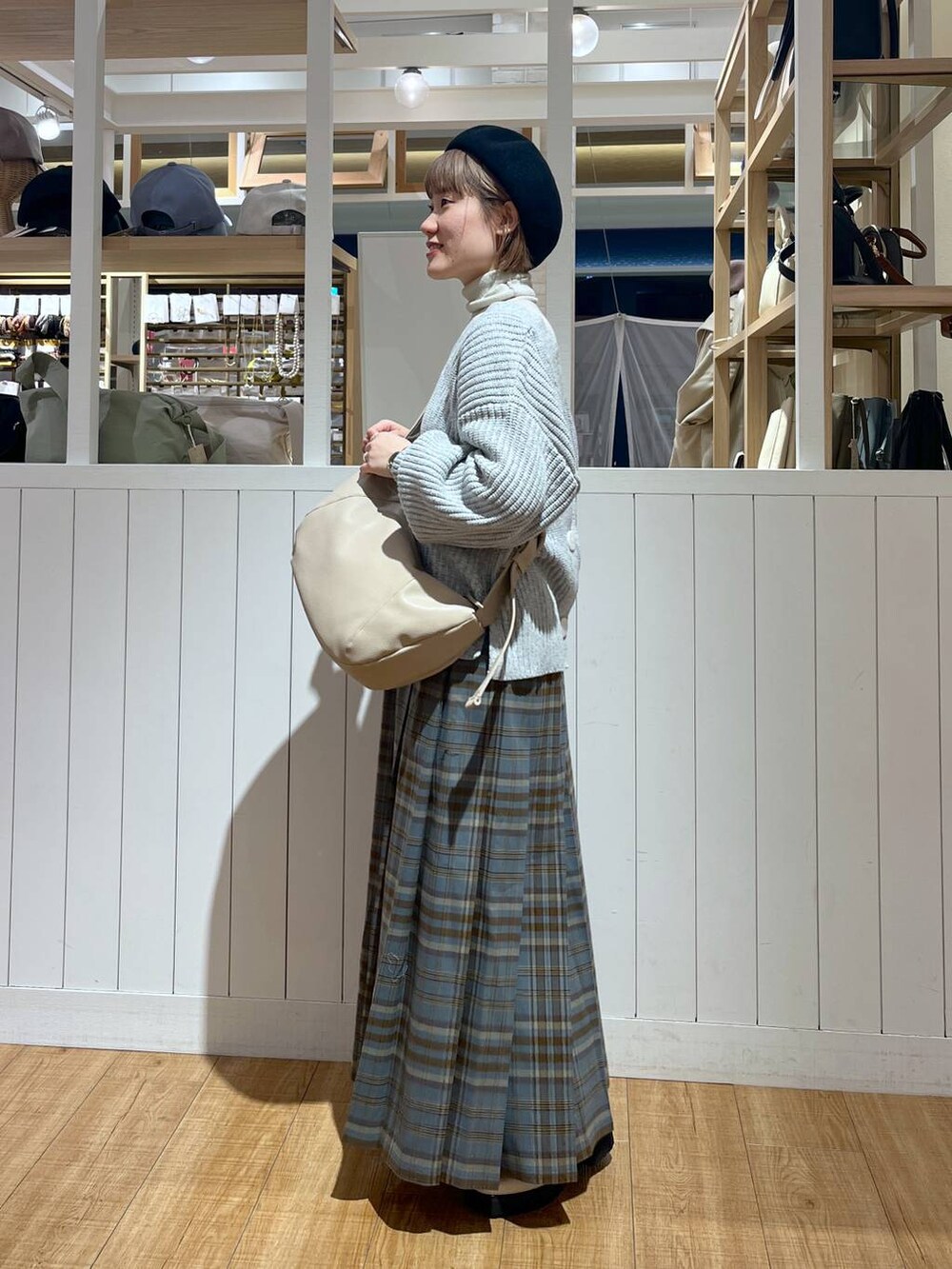 その他のスカート、ベージュ系のブーツ、ベージュ系のショルダーバッグを着用したレディースの冬コーディネートの2枚目の写真