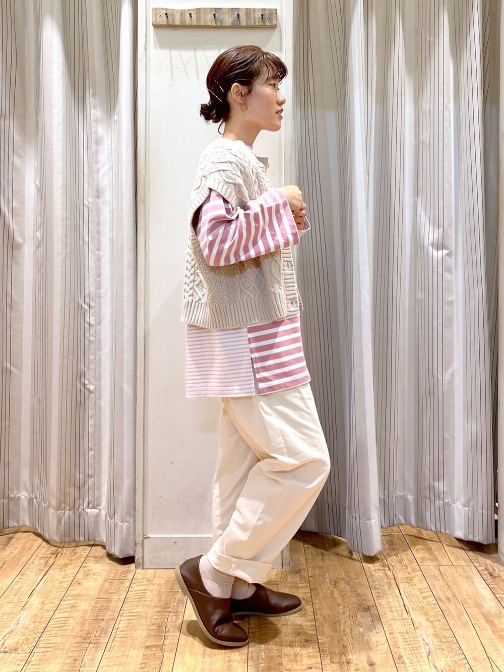 ピンク系のTシャツ/カットソー、ベージュ系のその他パンツ、ベージュ系のベストを着用したレディースの秋コーディネートの2枚目の写真