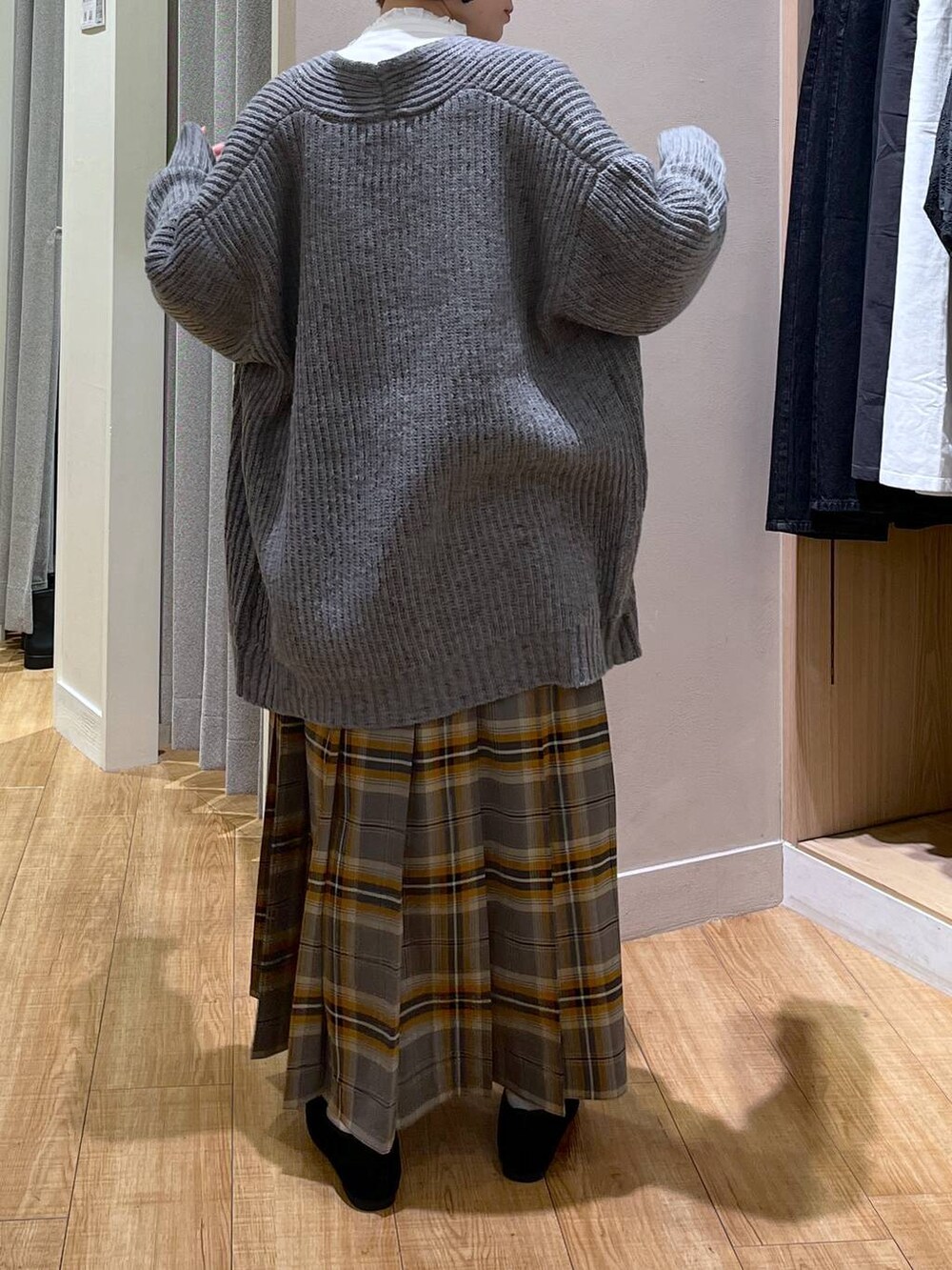 グレー系のその他アウター、ベージュ系のバックパック/リュック、ブラック系のパンプスを着用したレディースの秋コーディネートの6枚目の写真