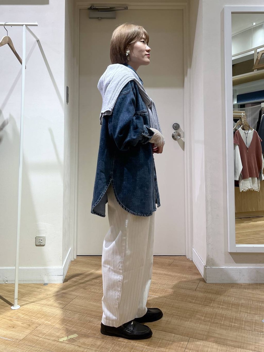 ホワイト系のTシャツ/カットソー、ベージュ系のシャツ/ブラウス、その他のその他パンツを着用したレディースの春コーディネートの3枚目の写真