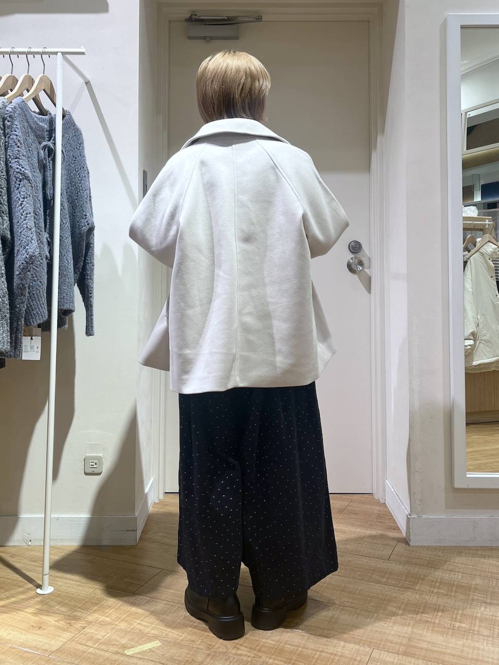 ホワイト系のピーコート、グレー系のニット/セーター、その他のその他パンツを着用したレディースの秋コーディネートの3枚目の写真