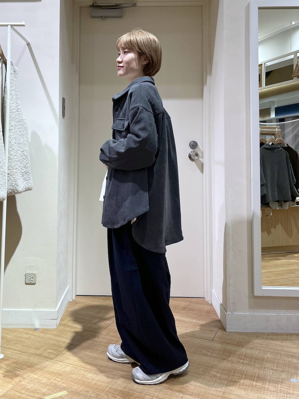 ブルー系のその他パンツ、ホワイト系のスウェット、グリーン系のTシャツ/カットソーを着用したレディースの秋コーディネートの2枚目の写真