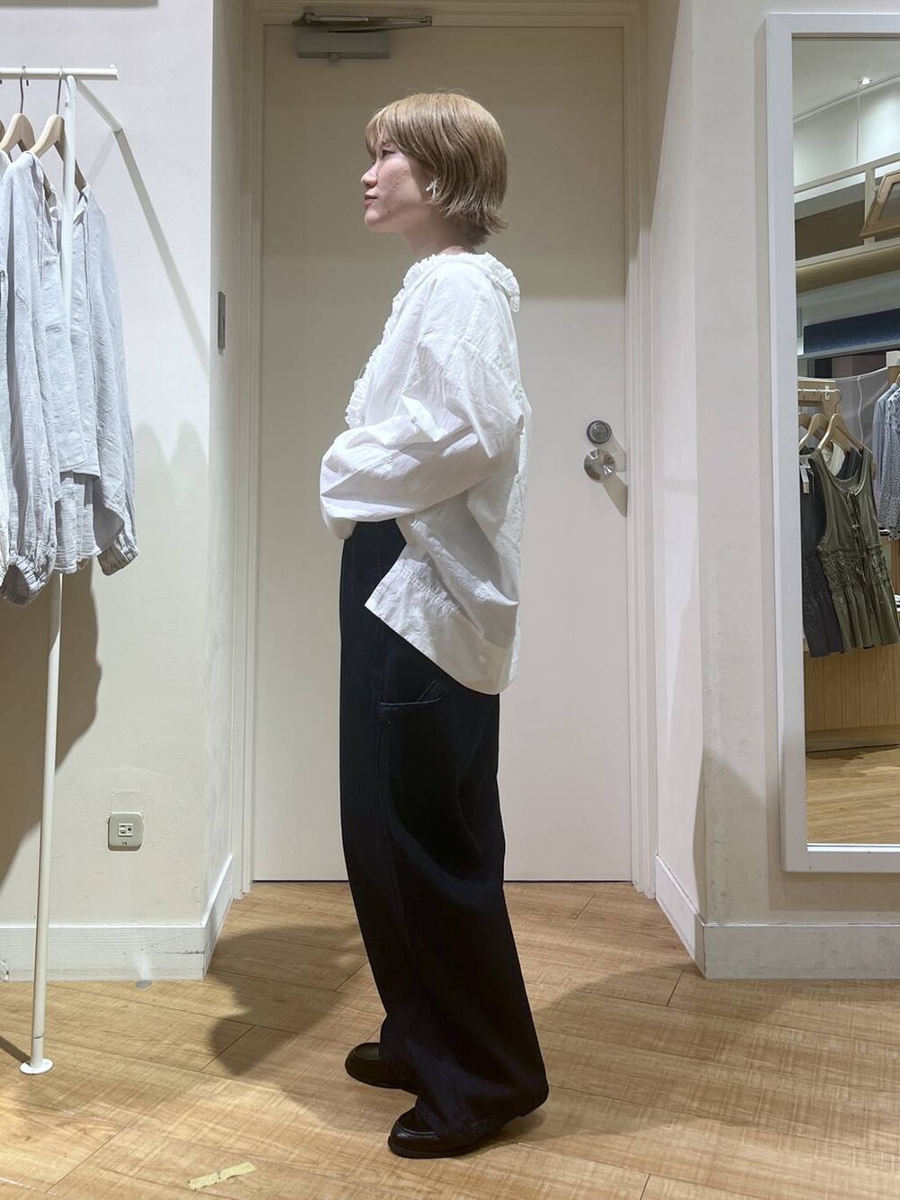 ホワイト系のシャツ/ブラウス、ブラック系のローファー、ブルー系のその他パンツを着用したレディースの春コーディネートの5枚目の写真