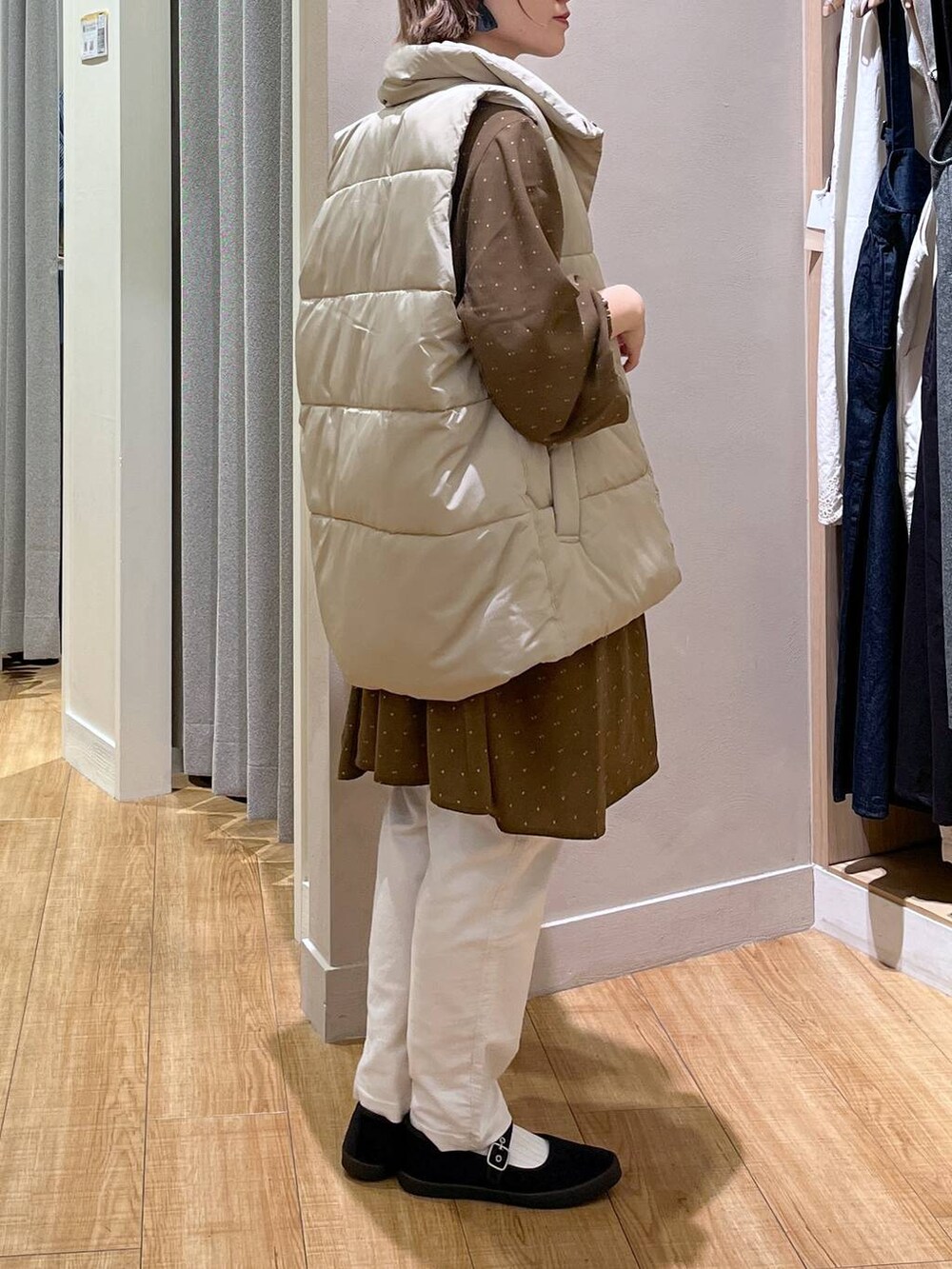 ホワイト系のその他パンツ、ブラック系のスニーカー、ブラウン系のショルダーバッグを着用したレディースの秋コーディネートの2枚目の写真