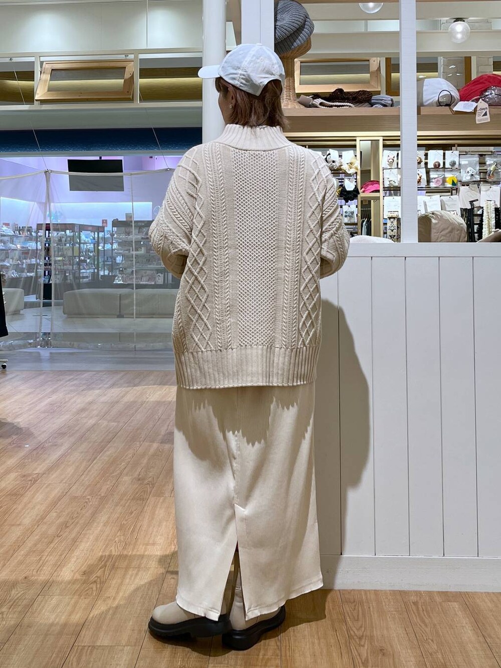 ブルー系のシャツ/ブラウス、ベージュ系のスカート、ベージュ系のショルダーバッグを着用したレディースの秋コーディネートの4枚目の写真