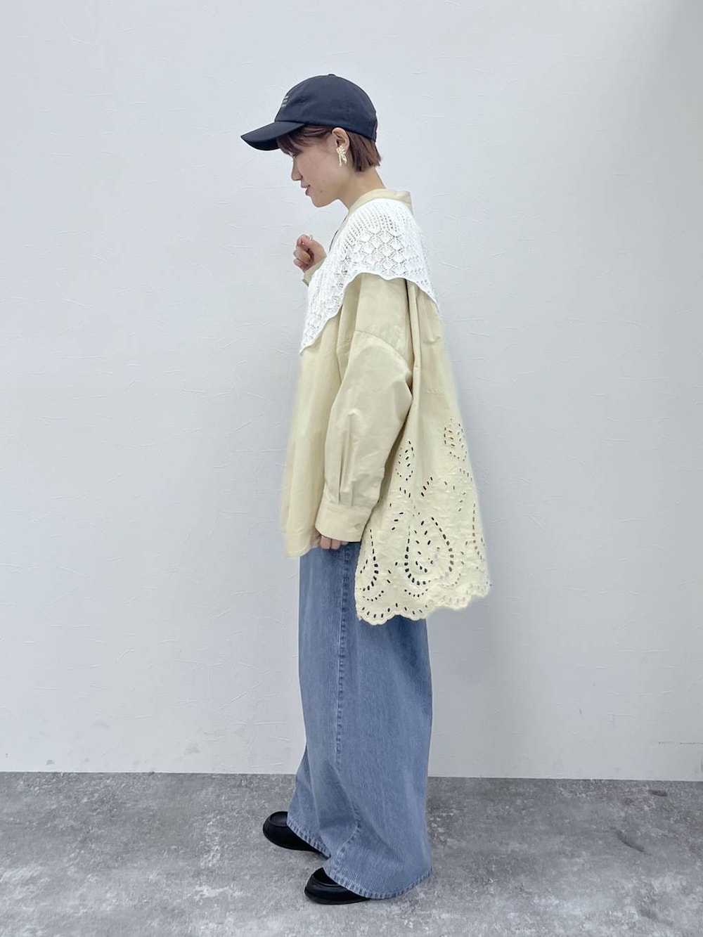 ブルー系のデニムパンツ、ブラック系のトートバッグ、ブラック系のローファーを着用したレディースの春コーディネートの2枚目の写真