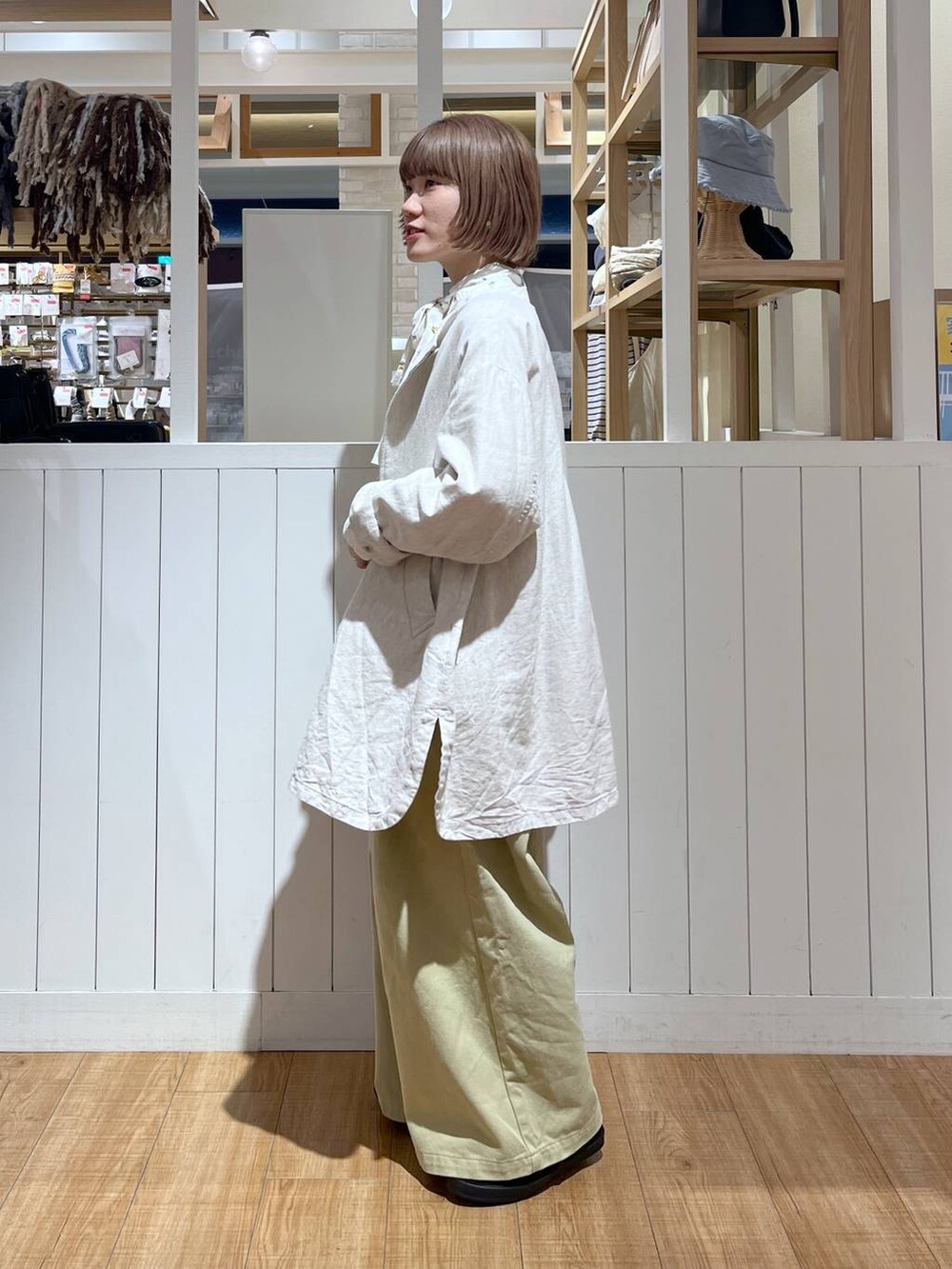 「カジュアル、ワントーン、ゆったり、ワイドパンツ、春コーデ、クリップスタッフ_studio CLIP、studio CLIP、骨格ウェーブ」｜「studio CLIPの起毛ワイドパンツ[プチ・プラスサイズあり]（その他パンツ、イエロー系）」を使った、miyuさん（レディース・157cm）の春コーディネートの2枚目の写真