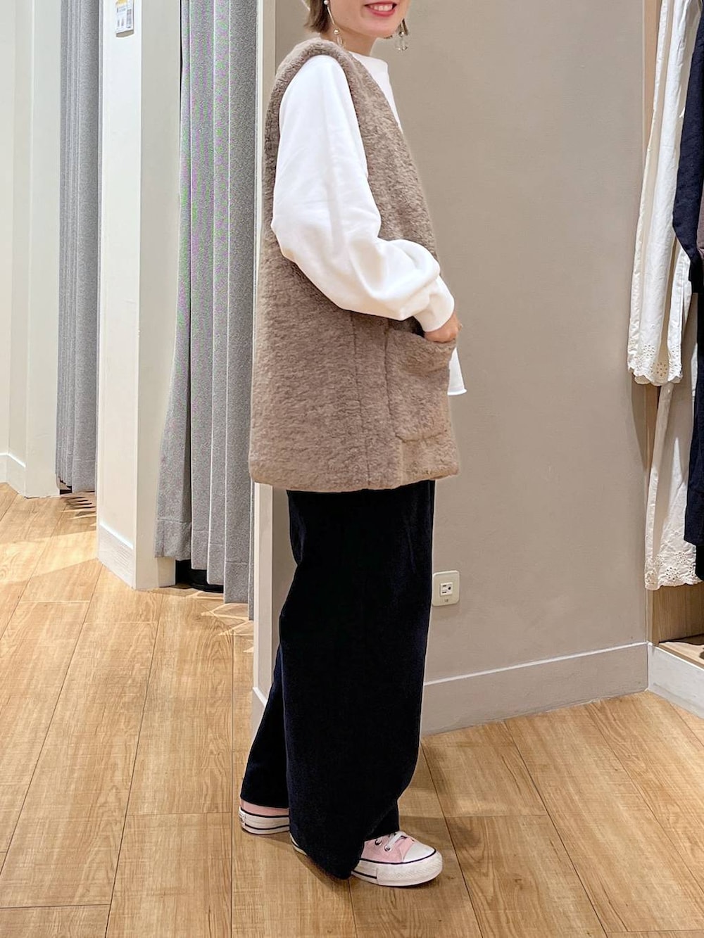 ブルー系のその他パンツ、ベージュ系のベスト、ベージュ系のニットキャップ/ビーニーを着用したレディースの秋コーディネートの4枚目の写真