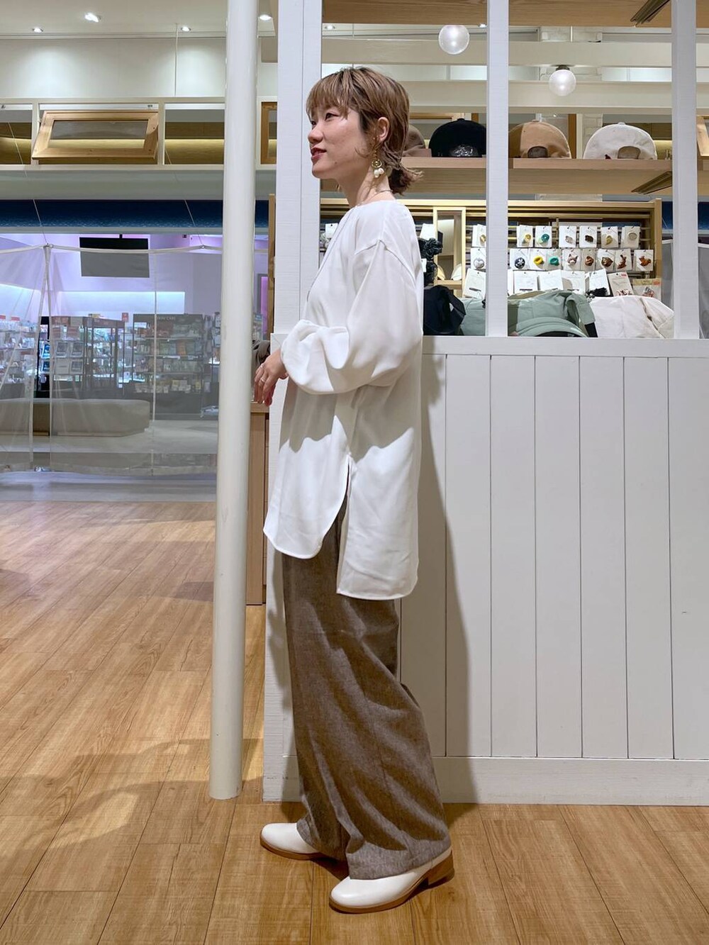 ベージュ系のスリッポン、ベージュ系のスラックス、ベージュ系のニット/セーターを着用したレディースの冬コーディネートの4枚目の写真