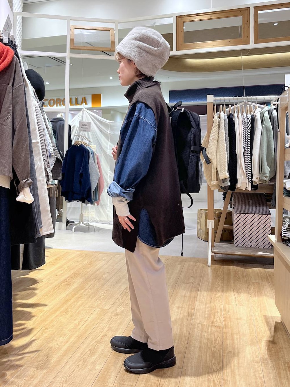 グレー系のその他パンツ、ブルー系のシャツ/ブラウス、ブラック系のブーツを着用したレディースの秋コーディネートの3枚目の写真