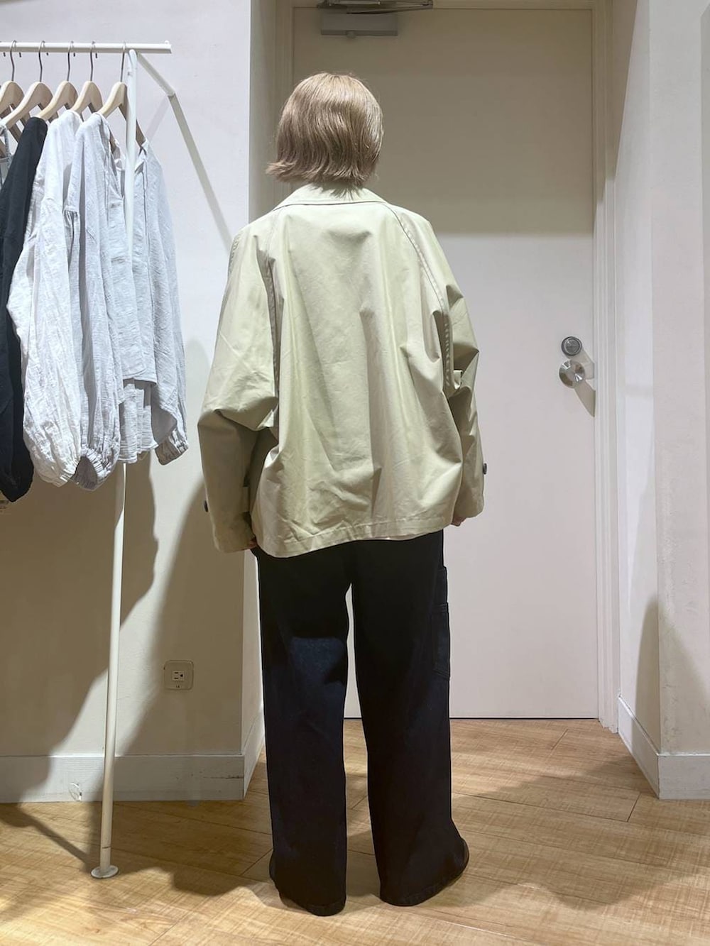 ホワイト系のシャツ/ブラウス、ブラック系のローファー、ブルー系のその他パンツを着用したレディースの春コーディネートの3枚目の写真