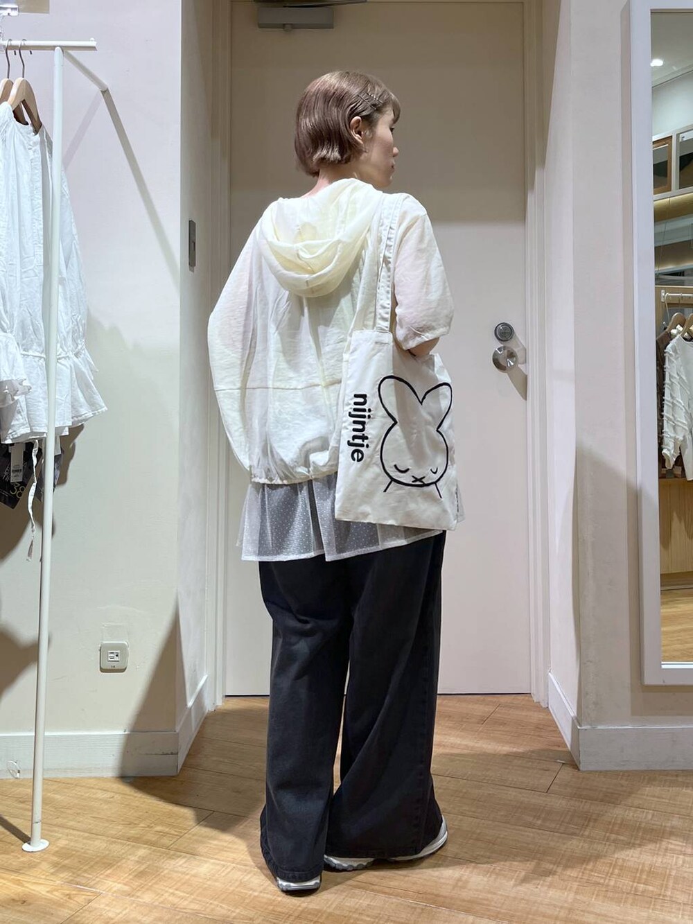 その他のタンクトップ、ブラック系のデニムパンツ、ベージュ系のシャツ/ブラウスを着用したレディースの夏コーディネートの3枚目の写真