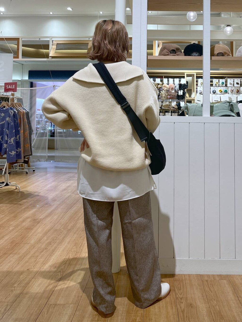 ベージュ系のスリッポン、ベージュ系のスラックス、ベージュ系のニット/セーターを着用したレディースの冬コーディネートの2枚目の写真
