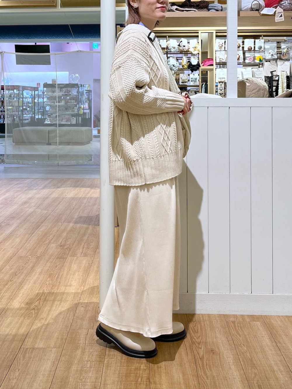 ブルー系のシャツ/ブラウス、ベージュ系のスカート、ベージュ系のショルダーバッグを着用したレディースの秋コーディネートの2枚目の写真