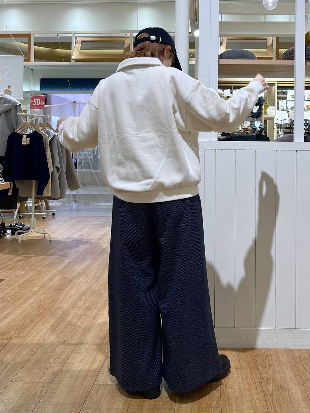 ブラウン系のブルゾン、ホワイト系のTシャツ/カットソー、ブラック系のブーツを着用したレディースの冬コーディネートの6枚目の写真