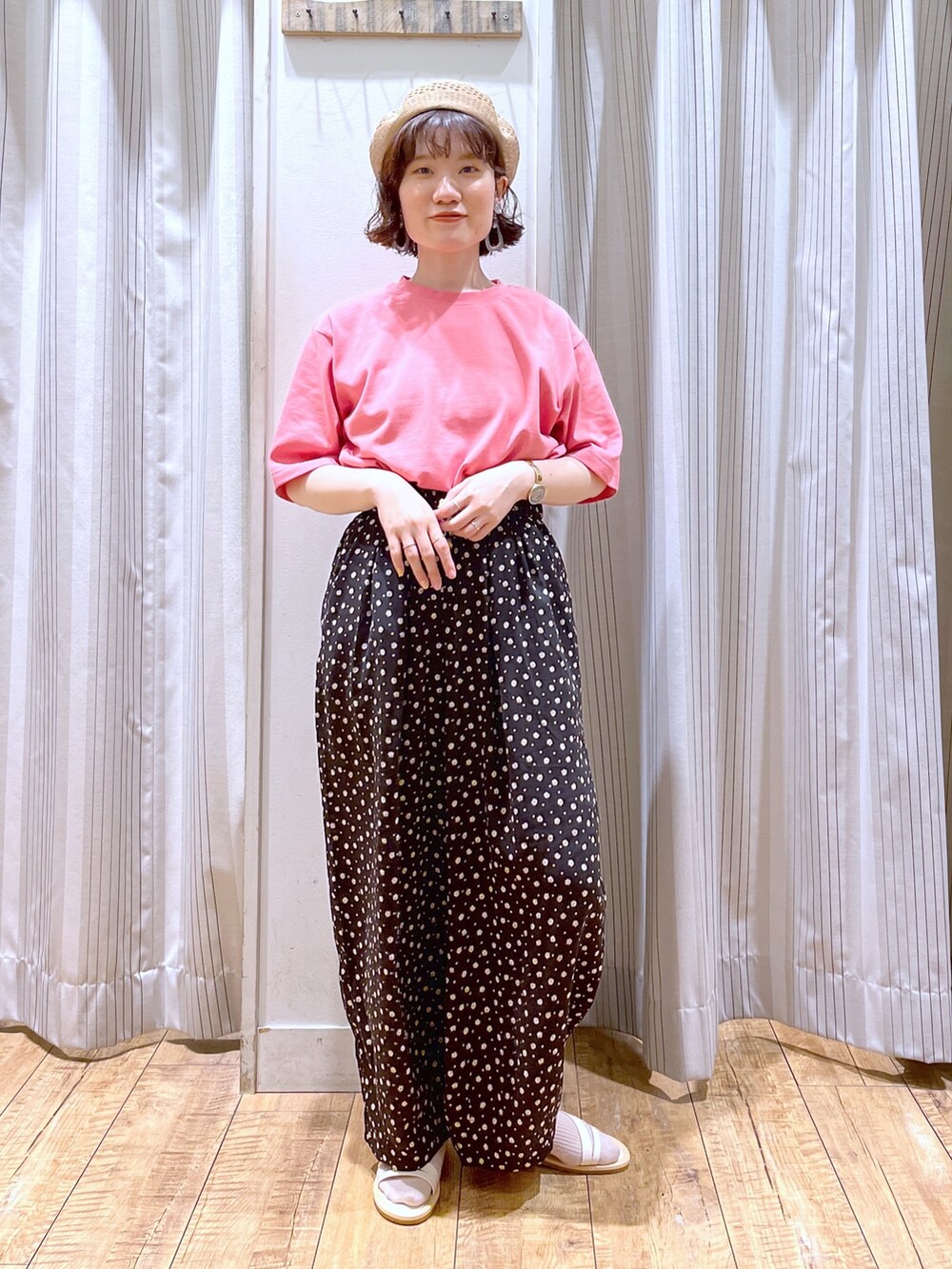 ブラック系のワンピース、ピンク系のTシャツ/カットソー、その他のその他パンツを着用したレディースの夏コーディネートの3枚目の写真