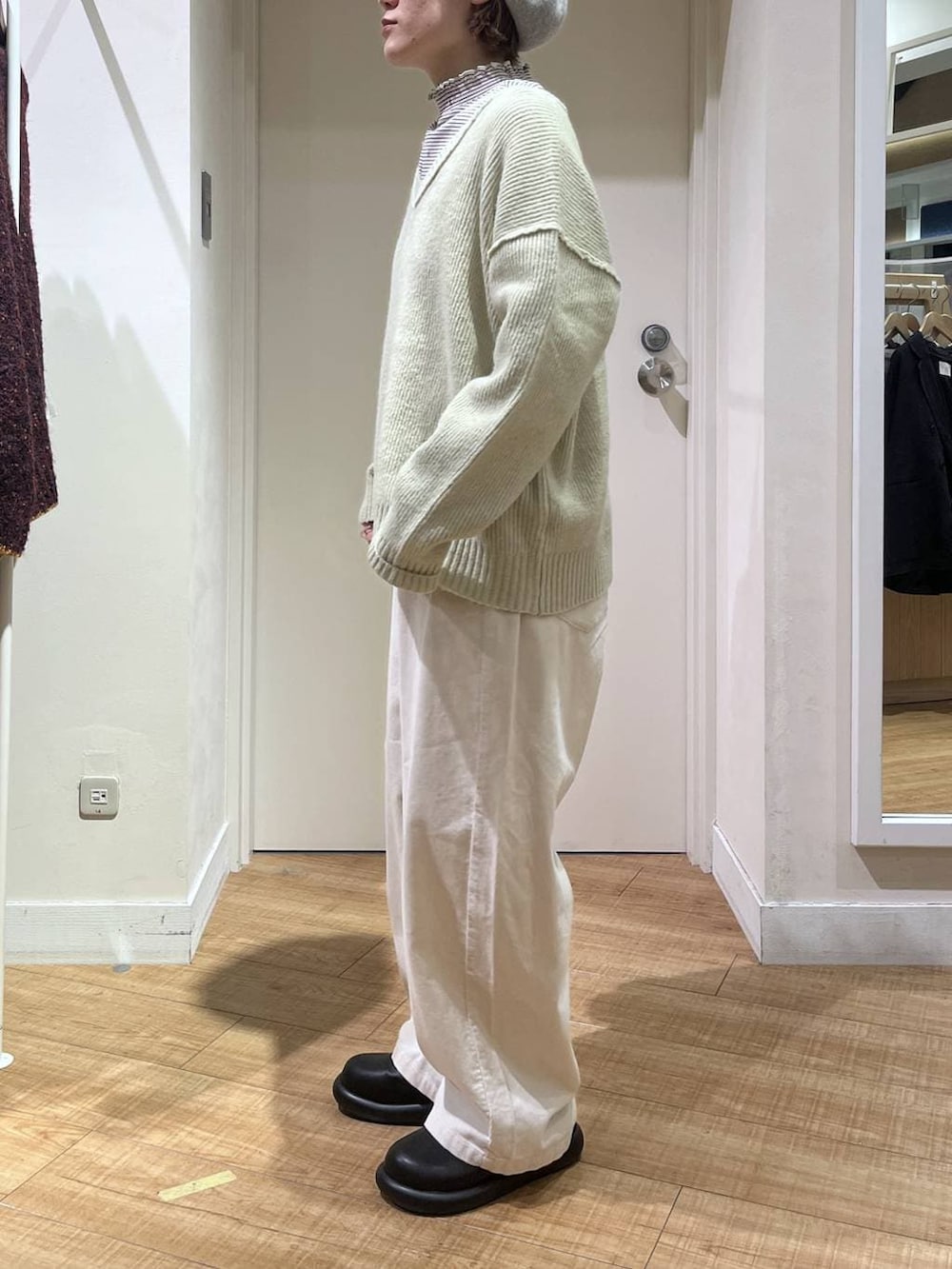 ブラウン系のその他アウター、ベージュ系のその他パンツ、ブラック系のサンダルを着用したレディースの冬コーディネートの5枚目の写真