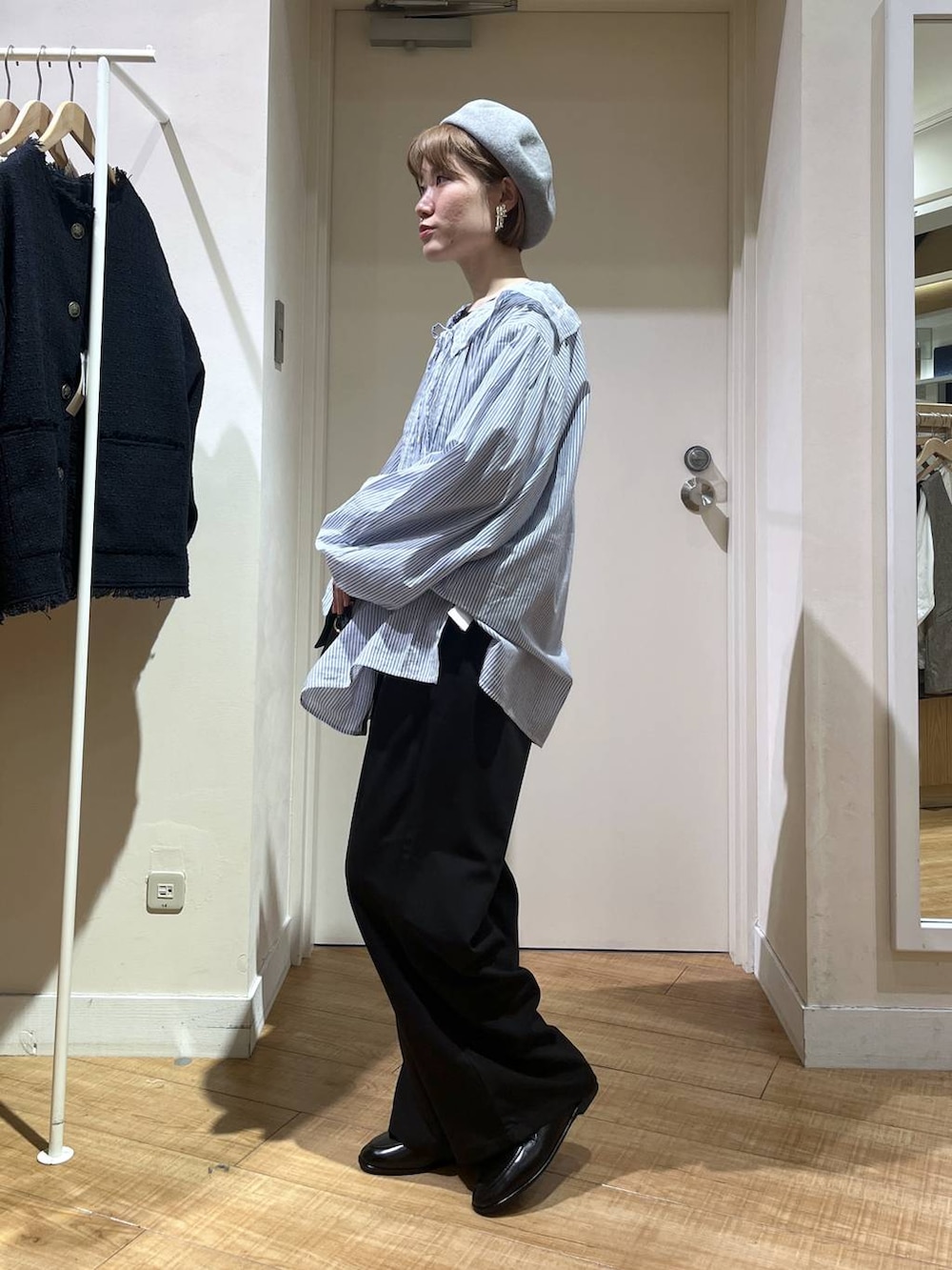 ブルー系のTシャツ/カットソー、ブラック系のスラックス、ブラック系のショルダーバッグを着用したレディースの冬コーディネートの3枚目の写真