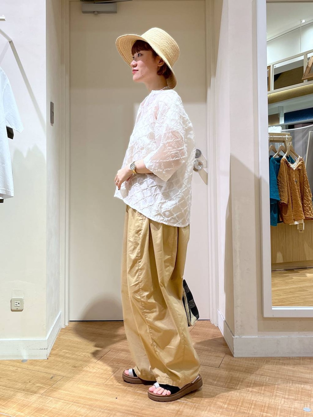 その他のサンダル、ベージュ系のシャツ/ブラウス、ブラック系のトートバッグを着用したレディースの夏コーディネートの2枚目の写真