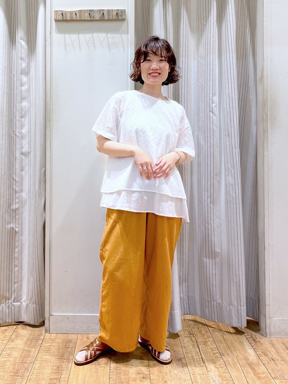 ホワイト系のシャツ/ブラウス、イエロー系のその他パンツ、イエロー系のトートバッグを着用したレディースの夏コーディネートの2枚目の写真