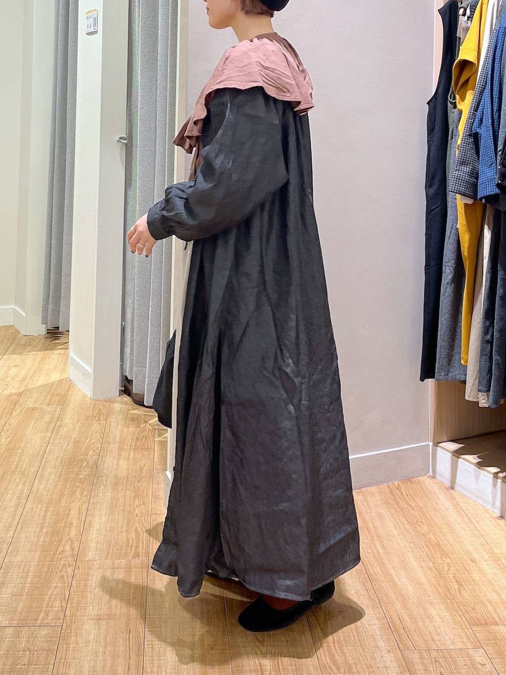 ブラック系のワンピース、イエロー系のシャツ/ブラウス、ベージュ系のその他パンツを着用したレディースの春コーディネートの2枚目の写真