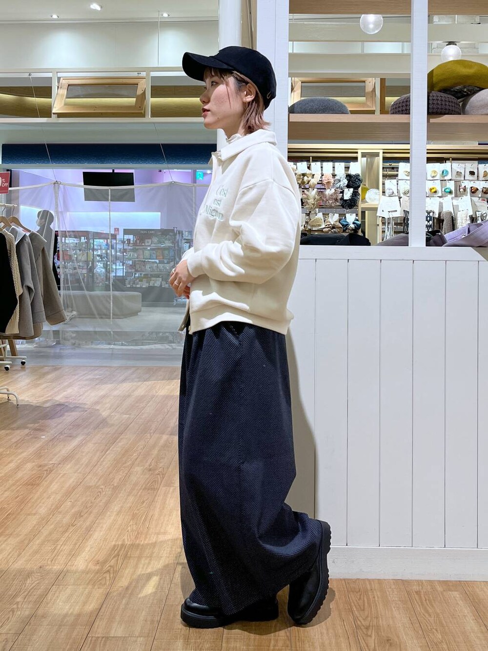 ブラウン系のブルゾン、ホワイト系のTシャツ/カットソー、ブラック系のブーツを着用したレディースの冬コーディネートの5枚目の写真