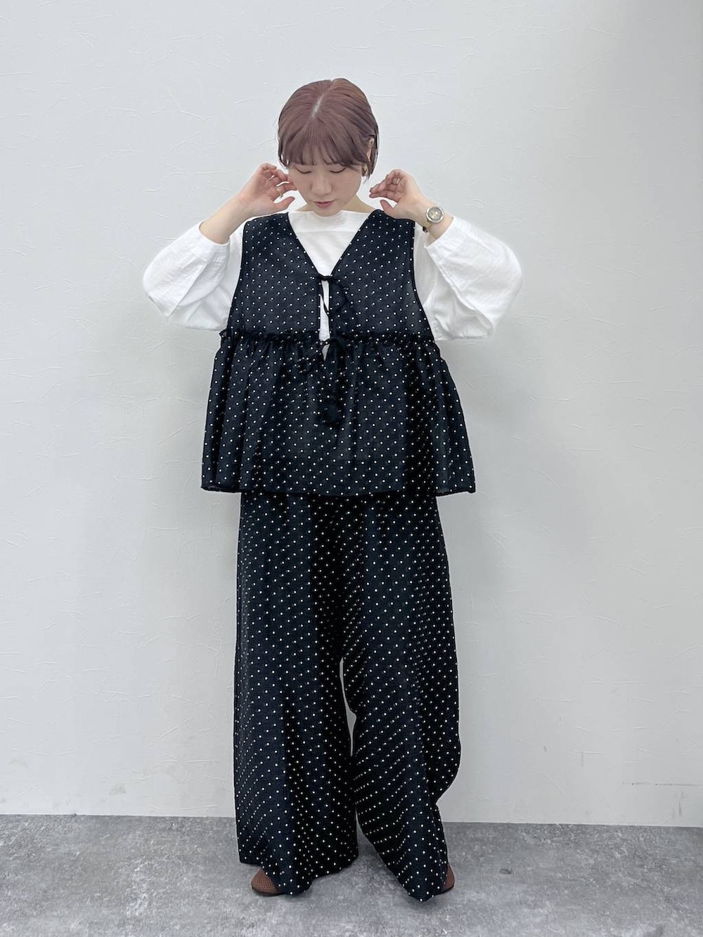 ブルー系のブルゾン、ブラウン系のパンプス、ホワイト系のシャツ/ブラウスを着用したレディースの春コーディネートの5枚目の写真