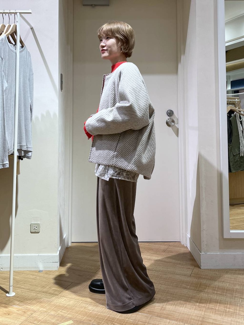 ベージュ系のノーカラーコート、ブラック系のサンダル、ベージュ系のその他パンツを着用したレディースの秋コーディネートの3枚目の写真