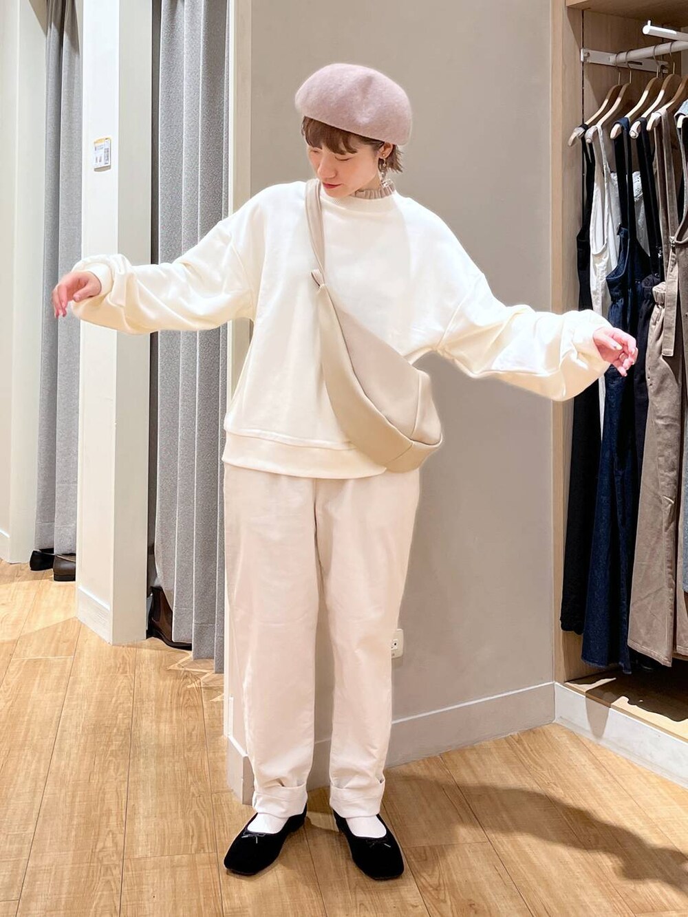 ホワイト系のTシャツ/カットソー、ホワイト系のその他パンツ、ブラック系のパンプスを着用したレディースの秋コーディネートの4枚目の写真