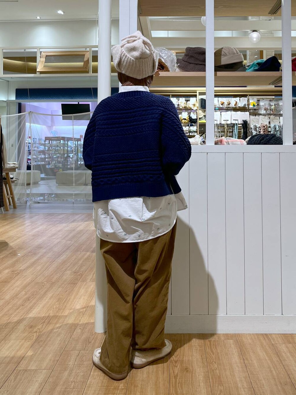 ホワイト系のシャツ/ブラウス、ベージュ系のその他パンツ、ベージュ系のモカシン/デッキシューズを着用したレディースの秋コーディネートの7枚目の写真